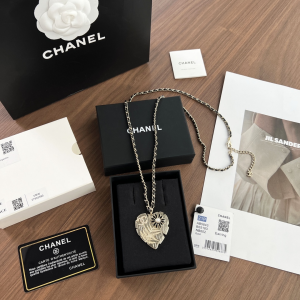 Essenceofluxury Womens Jewelry Chanel Gold Heart Pendant Necklaces A62PP180 AA200635