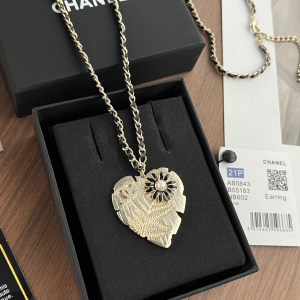 Essenceofluxury Womens Jewelry Chanel Gold Heart Pendant Necklaces A62PP180 AA200635