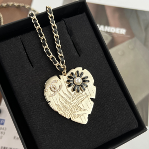 Essenceofluxury Womens Jewelry Chanel Gold Heart Pendant Necklaces A62PP180 AA200635