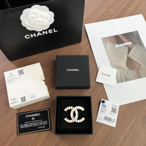 Essenceofluxury Womens Jewelry Chanel Gold White CC Logo Brooch A62PP180 AA200638