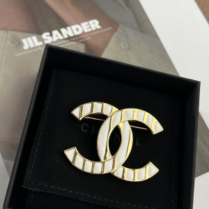 Essenceofluxury Womens Jewelry Chanel Gold White CC Logo Brooch A62PP180 AA200638