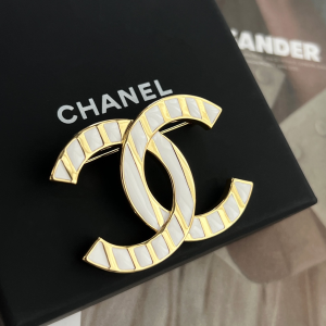 Essenceofluxury Womens Jewelry Chanel Gold White CC Logo Brooch A62PP180 AA200638