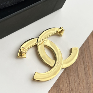 Essenceofluxury Womens Jewelry Chanel Gold White CC Logo Brooch A62PP180 AA200638