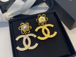 Essenceofluxury Womens Jewelry Chanel CC Logo Earrings A39PP180 AA200929