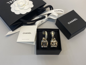 Essenceofluxury Womens Jewelry Chanel CC Logo Lock Earrings A39PP180 AA200923