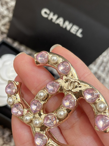 Essenceofluxury Womens Jewelry Chanel CC Logo Pink Heart Brooch A152PP180 AA201117