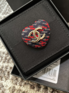 Essenceofluxury Womens Jewelry Chanel CC Logo Red Black Heart Brooch A152PP180 AA201114