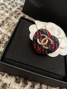 Essenceofluxury Womens Jewelry Chanel CC Logo Red Black Heart Brooch A152PP180 AA201114