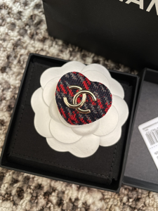 Essenceofluxury Womens Jewelry Chanel CC Logo Red Black Heart Brooch A152PP180 AA201114