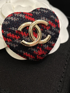 Essenceofluxury Womens Jewelry Chanel CC Logo Red Black Heart Brooch A152PP180 AA201114