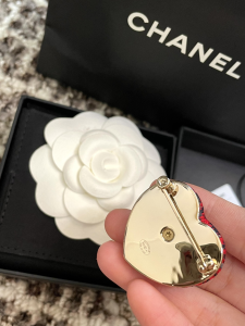 Essenceofluxury Womens Jewelry Chanel CC Logo Red Black Heart Brooch A152PP180 AA201114