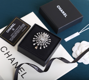 Essenceofluxury Womens Jewelry Chanel Crystals Flower Brooch in Silver A205PP280 AA201383