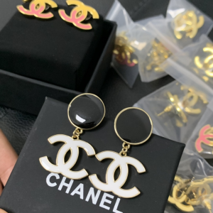 Essenceofluxury Womens Jewelry Chanel White CC Logo Pendant Earrings A152PP180 AA201124
