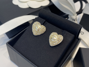 Essenceofluxury Womens Jewelry Chanel CC Crystals Heart Earrings A39PP180 AA201401