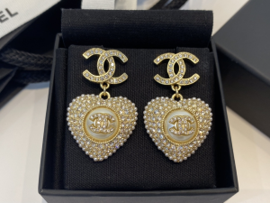 Essenceofluxury Womens Jewelry Chanel CC Crystals Heart Earrings A39PP180 AA201404