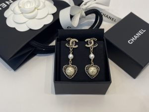 Essenceofluxury Womens Jewelry Chanel CC Crystals Heart Pendant Earrings A39PP180 AA201405