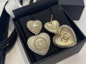 Essenceofluxury Womens Jewelry Chanel CC Crystals Heart Pendant Earrings A39PP180 AA201409