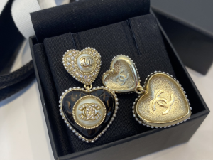 Essenceofluxury Womens Jewelry Chanel CC Crystals Heart Pendant Earrings A39PP180 AA201410