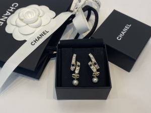 Essenceofluxury Womens Jewelry Chanel CC Pearls Earrings A39PP180 AA201419