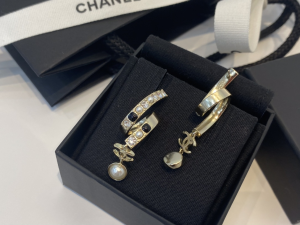 Essenceofluxury Womens Jewelry Chanel CC Pearls Earrings A39PP180 AA201419