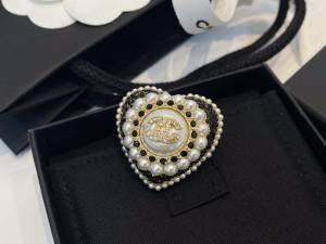 Essenceofluxury Womens Jewelry Chanel Crystals CC Pearls Heart Brooch A39PP180 AA201400