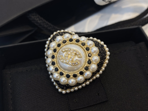 Essenceofluxury Womens Jewelry Chanel Crystals CC Pearls Heart Brooch A39PP180 AA201400
