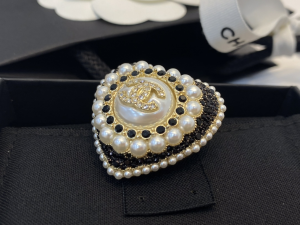 Essenceofluxury Womens Jewelry Chanel Crystals CC Pearls Heart Brooch A39PP180 AA201400