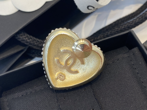 Essenceofluxury Womens Jewelry Chanel Crystals CC Pearls Heart Brooch A39PP180 AA201400