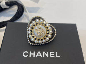 Essenceofluxury Womens Jewelry Chanel Crystals CC Pearls Heart Brooch A39PP180 AA201400