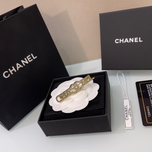 Essenceofluxury Womens Jewelry Chanel Crystal CC Logo Moongram Brooch A205PP180 AA201641