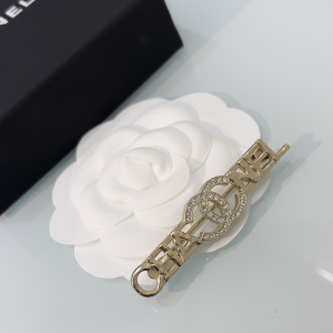 Essenceofluxury Womens Jewelry Chanel Crystal CC Logo Moongram Brooch A205PP180 AA201641