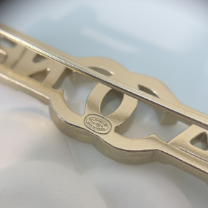 Essenceofluxury Womens Jewelry Chanel Crystal CC Logo Moongram Brooch A205PP180 AA201641