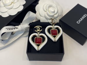 Essenceofluxury Womens Jewelry Chanel CC Logo White Heart Earrings A39PP180 AA201691