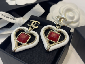 Essenceofluxury Womens Jewelry Chanel CC Logo White Heart Earrings A39PP180 AA201691