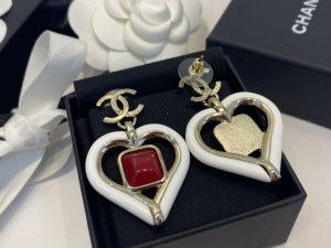 Essenceofluxury Womens Jewelry Chanel CC Logo White Heart Earrings A39PP180 AA201691