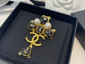 Essenceofluxury Womens Jewelry Chanel Gold CC Logo Brooch A39PP180 AA201688