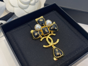 Essenceofluxury Womens Jewelry Chanel Gold CC Logo Brooch A39PP180 AA201688