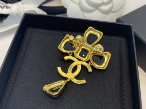 Essenceofluxury Womens Jewelry Chanel Gold CC Logo Brooch A39PP180 AA201688