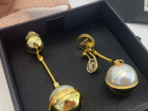 Essenceofluxury Womens Jewelry Miu Miu Metal and Pearl Earrings A39PP180 AA201687