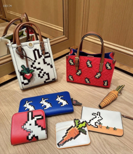 Essenceofluxury Free Gift Tory Burch Rabbit Rainbow Top Zip Card Case A62PP60 AA201974