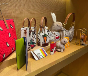 Essenceofluxury Free Gift Tory Burch Rabbit Rainbow Top Zip Card Case A62PP60 AA201974