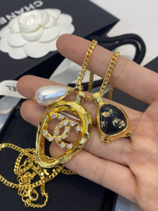 Essenceofluxury Womens Jewelry Chanel CC Logo Pendant Necklaces A39PP280 AA202116