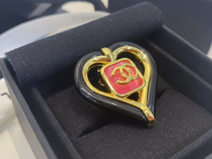 Essenceofluxury Womens Jewelry Chanel Heart CC Logo Brooch Black A39PP180 AA203219