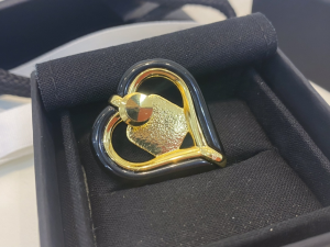 Essenceofluxury Womens Jewelry Chanel Heart CC Logo Brooch Black A39PP180 AA203219