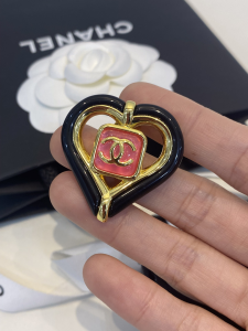 Essenceofluxury Womens Jewelry Chanel Heart CC Logo Brooch Black A39PP180 AA203219