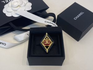 Essenceofluxury Womens Jewelry Chanel Square CC Logo Brooch Black A39PP180 AA203220