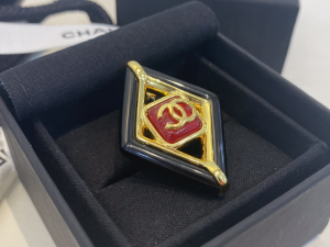 Essenceofluxury Womens Jewelry Chanel Square CC Logo Brooch Black A39PP180 AA203220