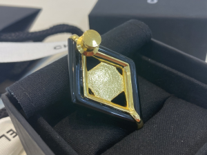 Essenceofluxury Womens Jewelry Chanel Square CC Logo Brooch Black A39PP180 AA203220