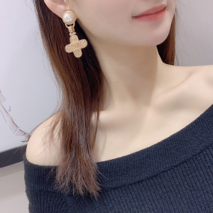 Essenceofluxury Womens Jewelry Chanel Gold CC Logo Cross Earrings A205PP180 AA203867