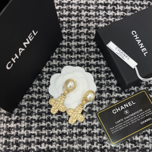 Essenceofluxury Womens Jewelry Chanel Gold CC Logo Cross Earrings A205PP180 AA203867